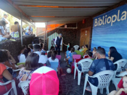 Casi 2.000 personas pasan por la Biblioplaya de Melenara durante el mes de julio